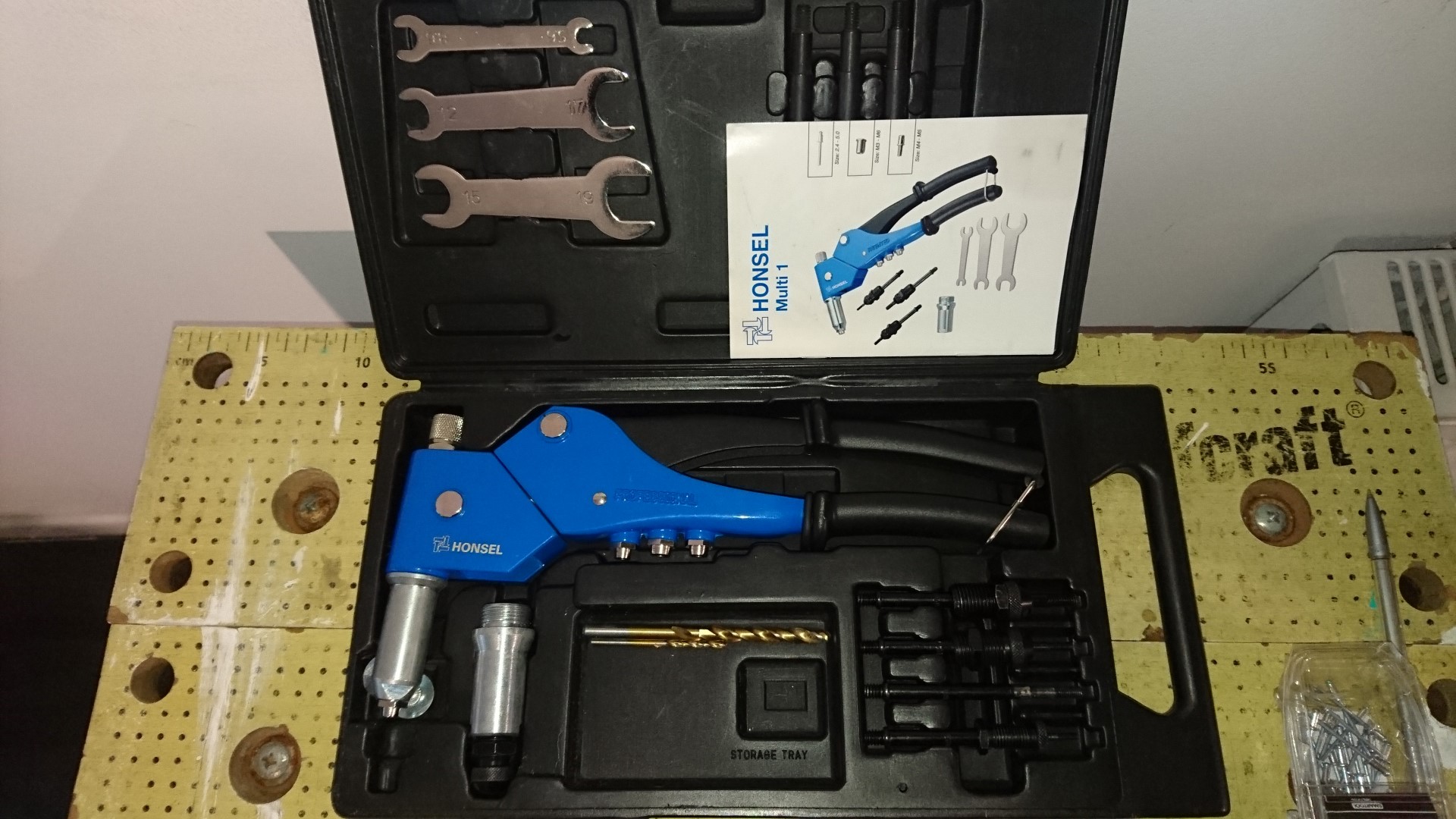 Pince à rivet et insert