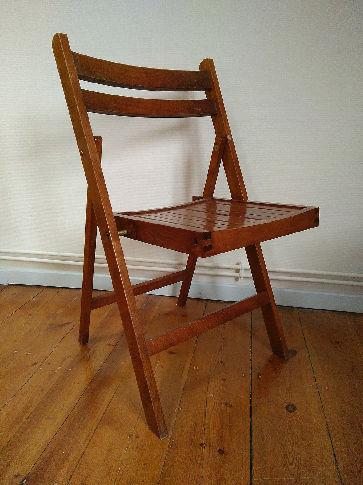 5 chaises en bois